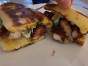 Foto scattata da Ilaria :Polignano A Mare è già un nome che fa sognare: direi azzeccatissimo:<br/>Polpo in doppia cottura - scamorza affumicata - purea di patate - olive taggiasche - spinacino - olio EVO terra di Bari. Polpo morbido e contrasto purè e olive taggiasche fantastico. Morbidezza aggiuntiva con la scamorza. Una goduria! 