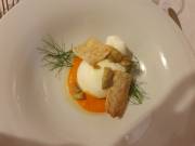 Foto scattata da Mariuccia :Burrata su salsa di peperone e cracker, buon abbinamento 