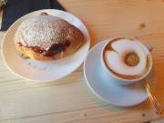 Foto scattata da Albe :Brioche alla marmellata, buona la farcitura ma sfoglia per nulla dolce. Cappuccio con troppo caffè e poco latte. 